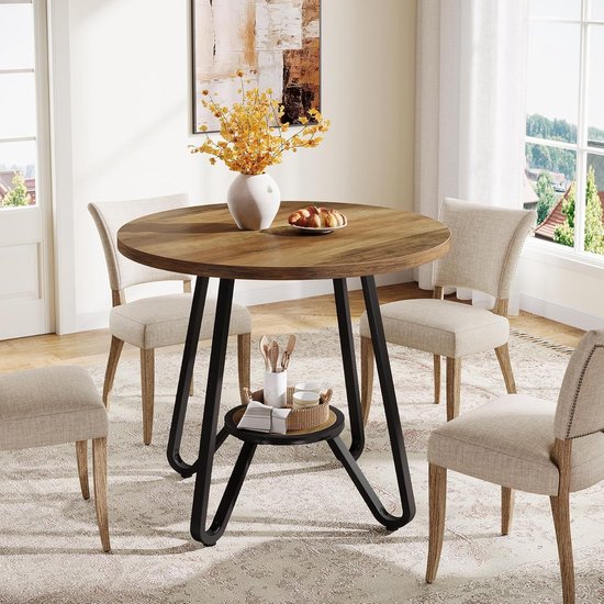 Table ronde avec plateau en bois, quatre chaises et un vase à fleurs jaunes.
