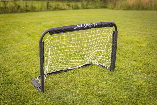 Zwart voetbaldoel met wit net op groen gras
