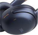 Donkerblauwe JBL Tour One M3 koptelefoon, close-up op het oorstuk met gouden accenten.