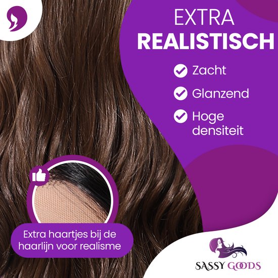 Extra realistische pruik met zachte, glanzende, dichte lokken en extra haartjes bij de haarlijn.