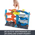 Hot Wheels City Transformerende Racetoren, auto's vertrekken uit de startpoort.