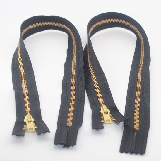 2 Stuks NIET-DEELBARE YKK METAAL RITSEN, Lengte 52CM, Maat 5, Merk YKK - TOP KWALITEIT, Kleur ZWART/GOUD