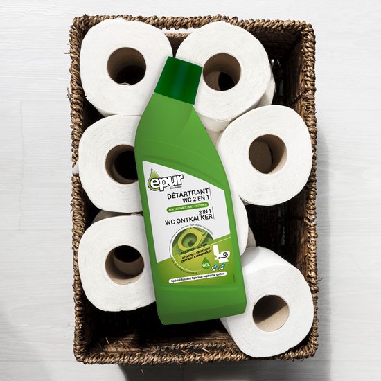 Groene Epur WC ontkalker fles in een mand met toiletpapierrollen.