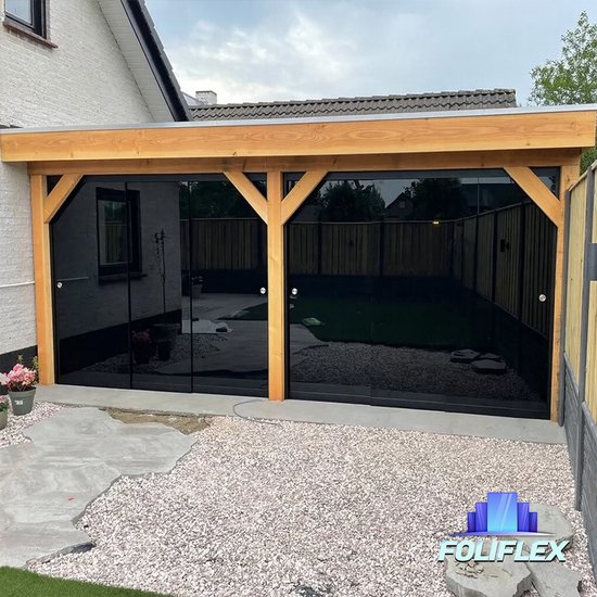Houten overkapping met glazen wanden met privacy folie.