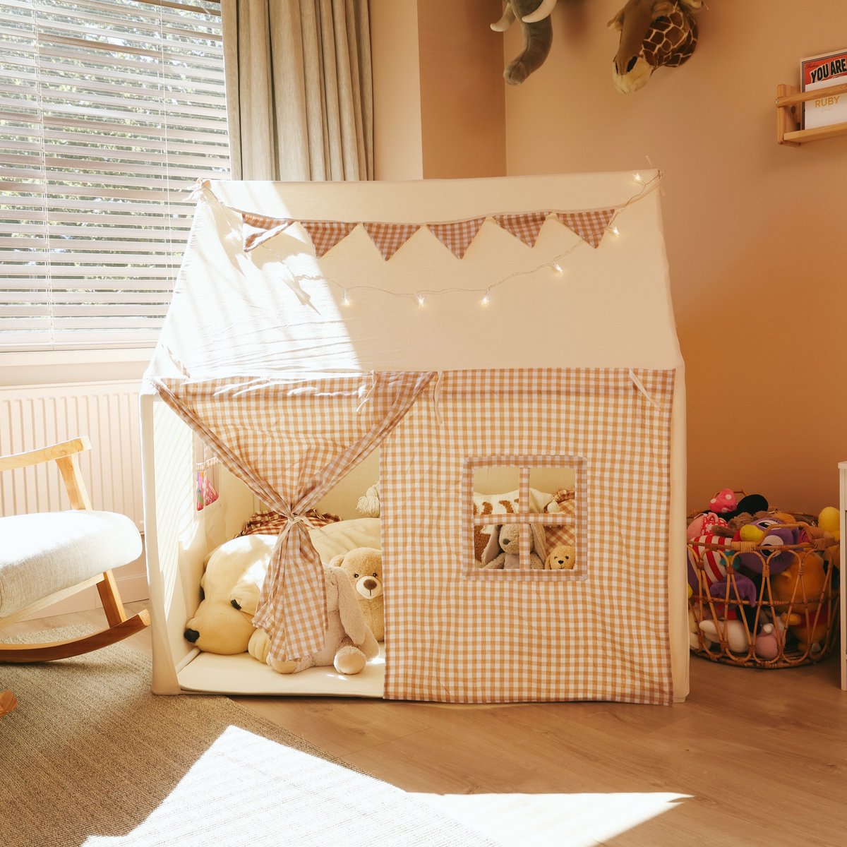 NOVOB® Speeltent - Kinder tent Jongens & Meisjes - Speelhuis voor Binnen - Kinderspeelgoed 3 t/m 8 jaar- Incl. Zachte Mat met Verlichting, 2 Vlaggetjes & Opbergvakken - Beige/Bruin — afbeelding 2