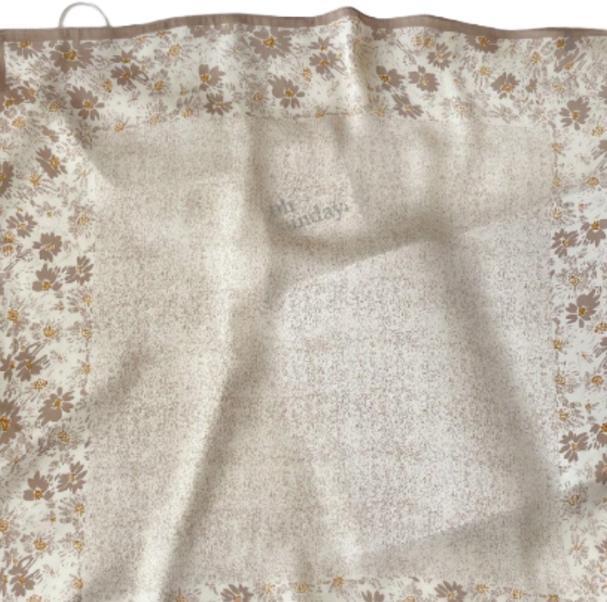 Flipflop Club® Scarf Beige Flowers | Satijnen Hoofdsjaal | Zomer Trend | Festival Head Scarf | Bandana | Headscarf | Headband | Sjaal voor hoofd | Sjaal Haarband | Zijdezacht Beige Sjaaltje — afbeelding 3