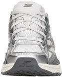 Vooraanzicht van een zilverkleurige Skechers sneaker met veters.