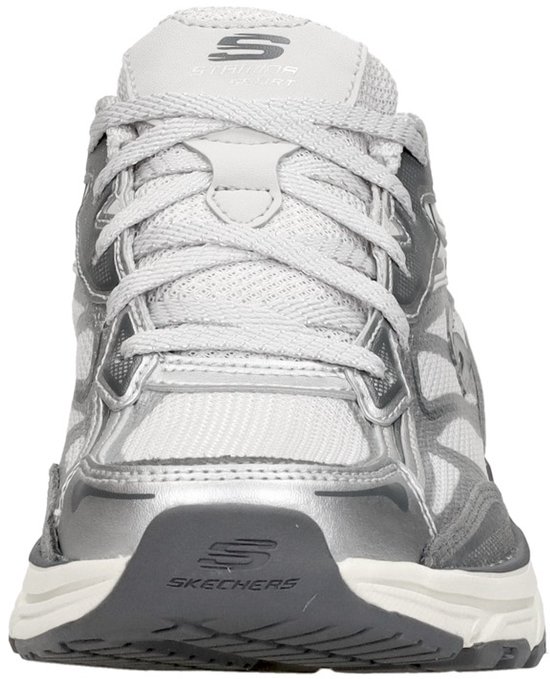 Vooraanzicht van een zilverkleurige Skechers sneaker met veters.