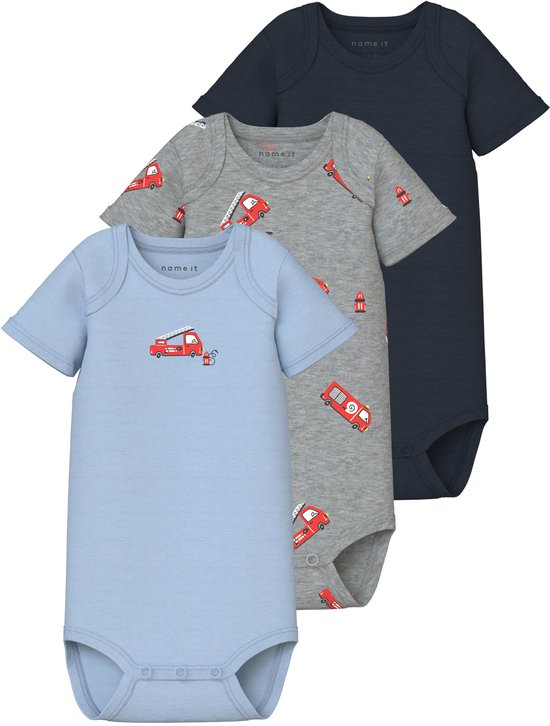 Trois bodies Name It : bleu clair avec un camion de pompiers brodé, gris imprimé camions de pompiers et bleu marine uni.