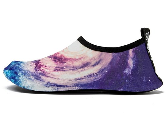 Paarse waterschoen met een dynamische blauw-wit-roze sterrenprint.