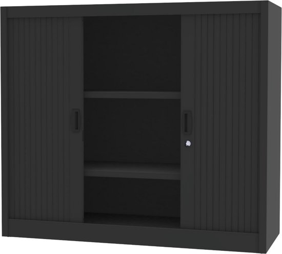 Zwarte roldeurkast met twee open deuren, twee legborden en een slot.