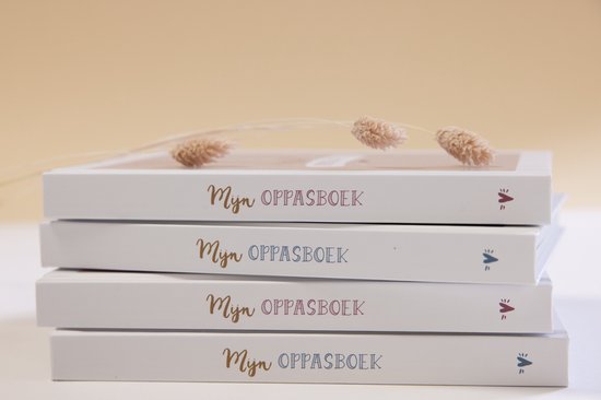 Stapel van vier 'Mijn Oppasboek' boeken in pastelkleuren, met gouden en blauwe letters.