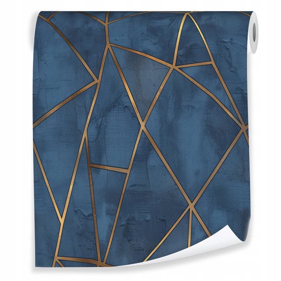 Donkerblauw behang met een gouden geometrisch patroon dat lijkt op gebroken glas.