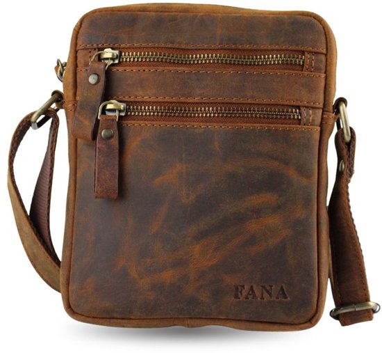 Bruine buffellederen schoudertas van Fana Bags met het Fana logo op de voorkant.