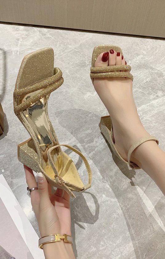 sandale à paillettes dorées avec talon bloc taille 40
