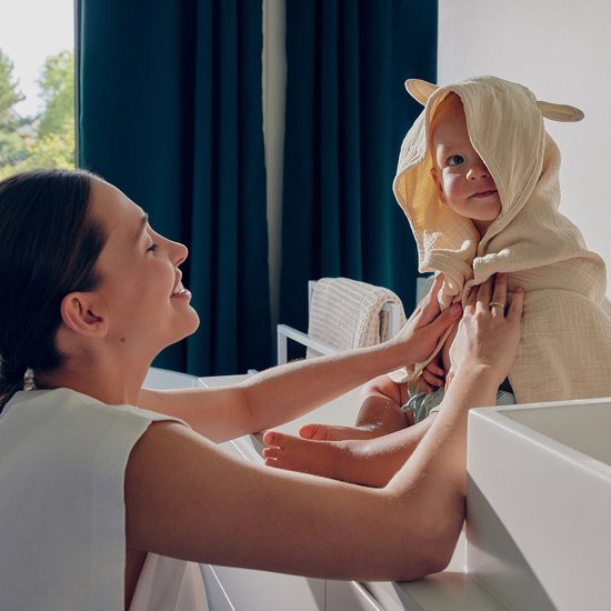 Lionelo Muslin Hooded Baby Towel - Zachte Babyhanddoek met Capuchon van 100% Katoenen Mousseline - Zachte Badcape met Capuchon - Ademend, Hypoallergeen & Irritatievrij - Uitstekende Absorptie - Voor Pasgeborenen & Oudere Kinderen - 75x75 cm van LIONELO — afbeelding 3
