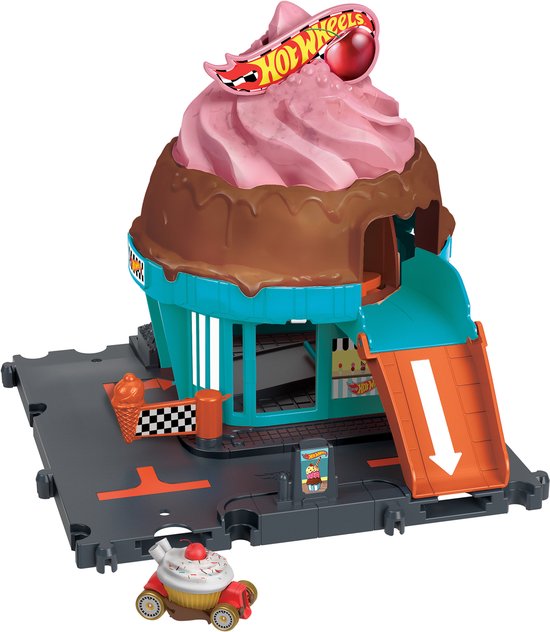 Hot Wheels ijsjeszaak speelset met roze ijstaart, chocoladeglazuur en een Hot Wheels autootje.