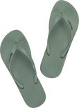 Lichtgroene Ipanema teenslippers met golvend patroon op de zool en merknaam.