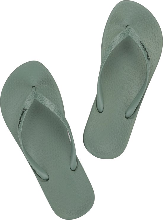 Lichtgroene Ipanema teenslippers met golvend patroon op de zool en merknaam.