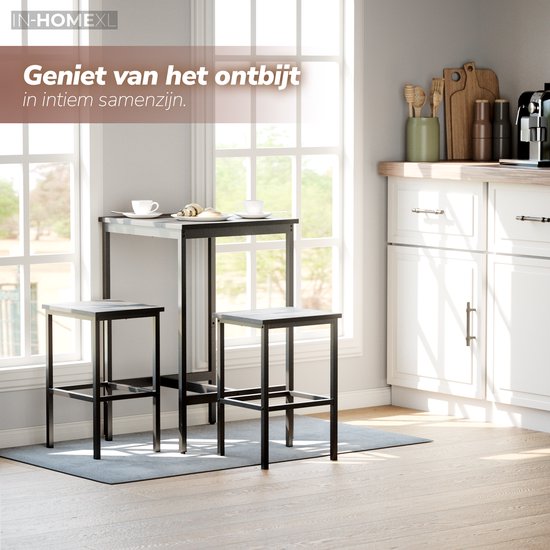 Zwart vierkant bartafeltje met twee barkrukken, in keuken met ontbijt.