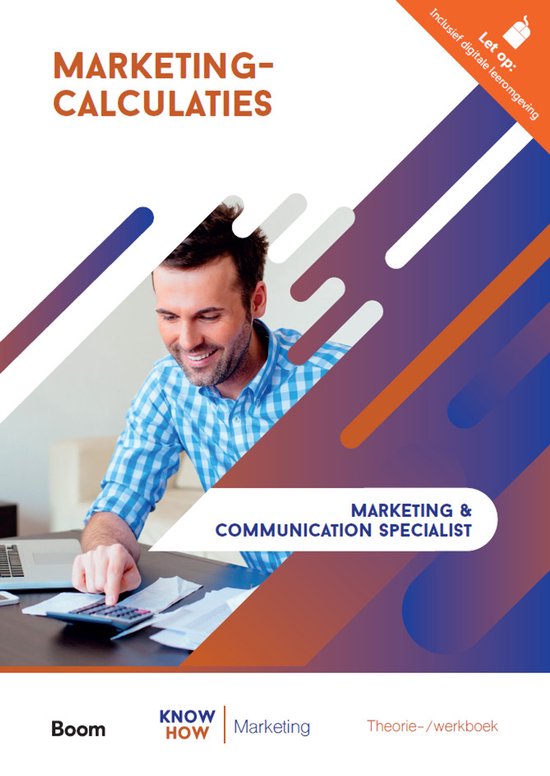 Man in blauw geruit overhemd telt geld op calculator. Titel "MARKETING-CALCULATIES". Onder de titel "MARKETING & COMMUNICATION SPECIALIST".