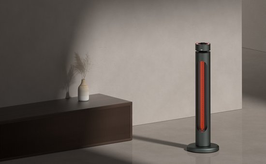 Donkergrijze torenverwarmer met gloeiende oranje binnenkant, staand in een modern interieur.