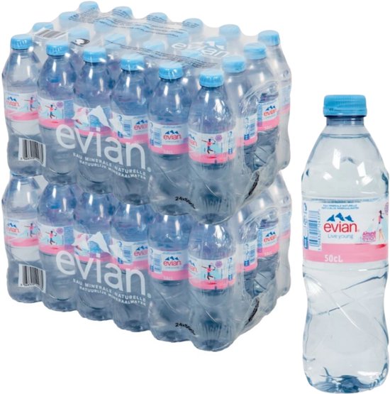 Une bouteille d'eau Evian de 50cl avec un bouchon bleu, à côté d'un pack de 24 bouteilles.