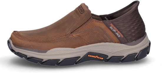 Bruine leren heren instapper met gesmokte details, een "Skechers Slip-Ins" logo en een "Goodyear" logo op de zool.