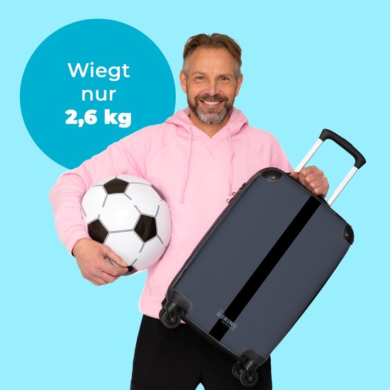 Man in roze hoodie met voetbal, houdt blauwe koffer vast. Tekst: 'Wegt nur 2,6 kg'.