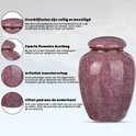 Paarse urn met bloemmotief. Informatie over schroefdeksel, fluwelen zak, handgemaakt en vilten pad.