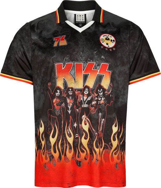 Zwart shirt met korte mouwen, V-hals, met een print van de band KISS en vlammen. Links een '76'-logo, rechts een rond logo met een ster en 'SPIRIT OF 76'.