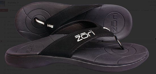 Zwarte Zori teenslippers met bandjes van stof en logo op de zool.