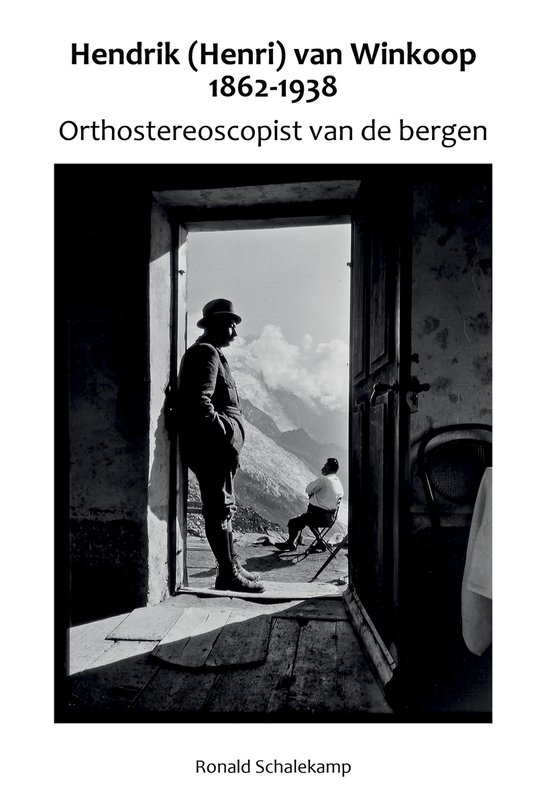 Een man in pak staat in een deuropening met uitzicht op een besneeuwde berg, met tekst 'Hendrik (Henri) van Winkoop 1862-1938 Orthostereoscopist van de bergen'.