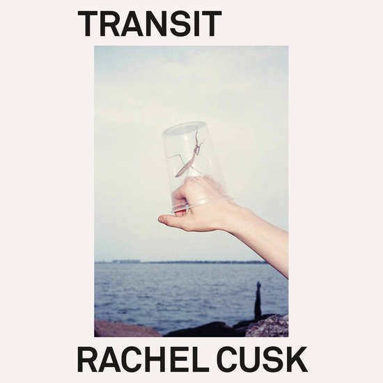 Vrouw houdt een bidsprinkhaan in een plastic beker vast met de tekst TRANSIT en RACHEL CUSK