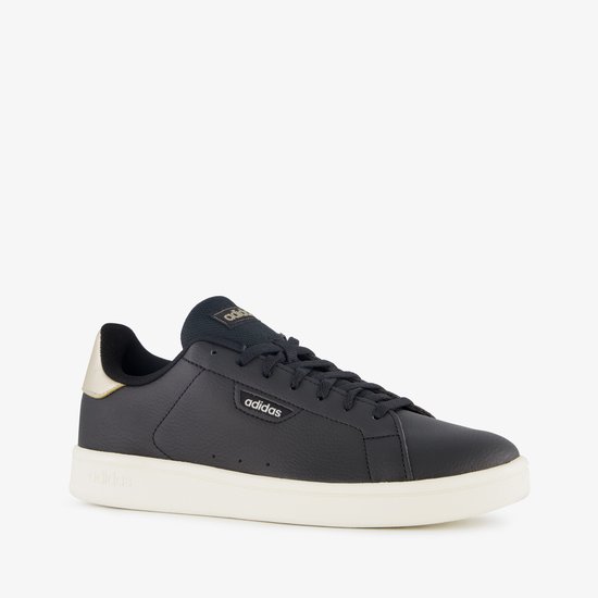 Zwarte Adidas sneaker met gouden accenten op de hiel en Adidas logo's.