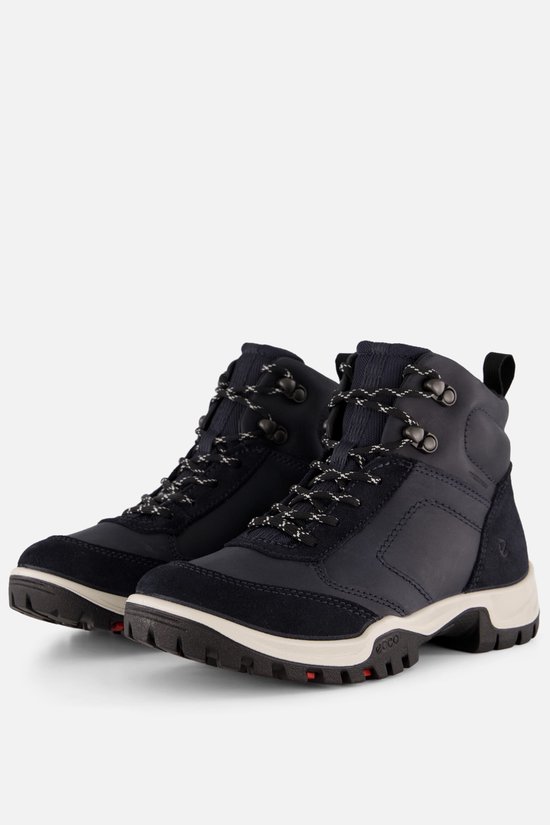 Paar blauwe ECCO Xpedition III veterschoenen met suède details en witte zolen.