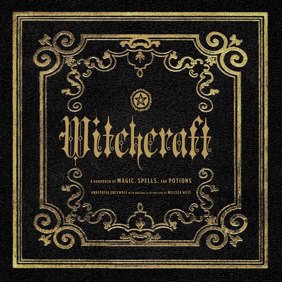 Livre intitulé 'Witcheraft', A HANDBOOK OF MAGIC, SPELLS, AND POTIONS. Cadre doré orné sur couverture noire.