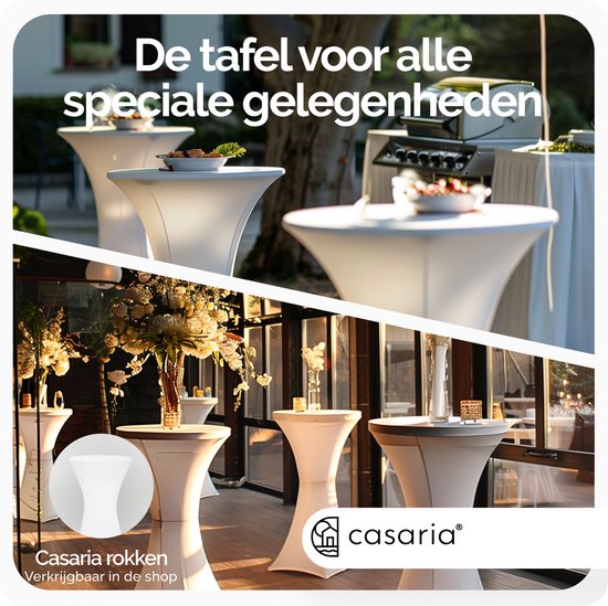 Deux tables hautes blanches avec housses extensibles, décorées pour une fête.