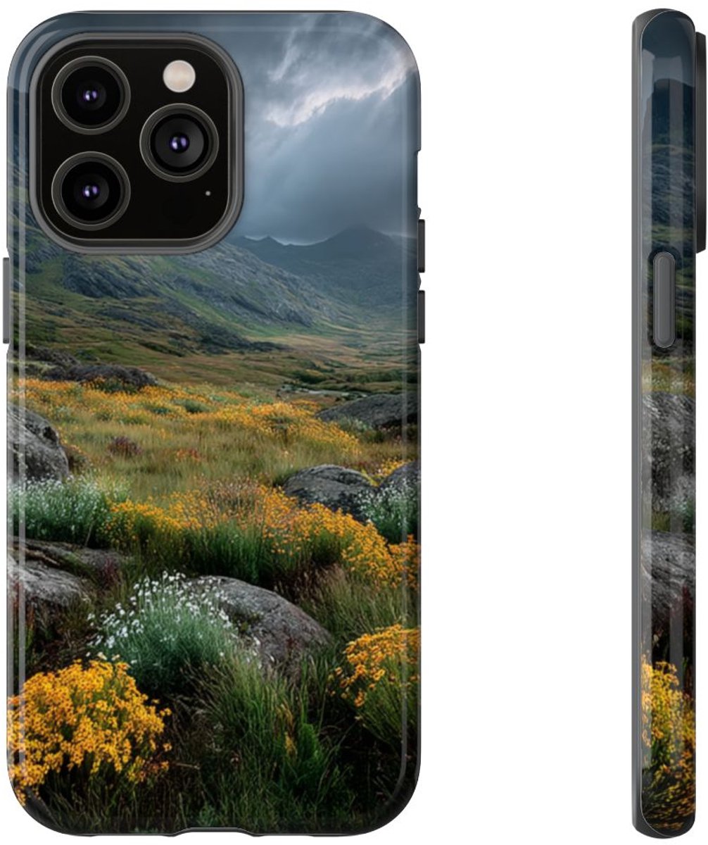 Berglandschap met Wilde Bloemen – Telefoonhoesje Geschikt voor iPhone 14 Pro Max