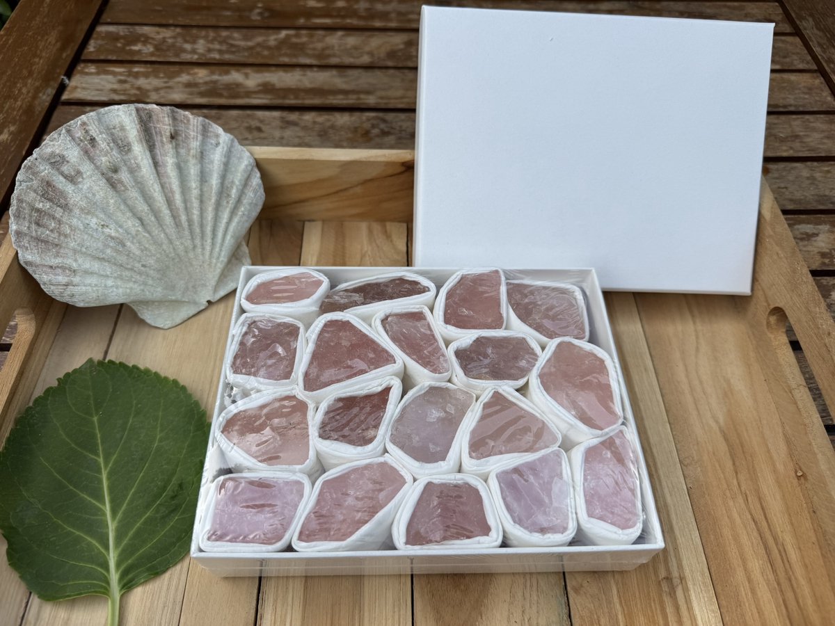 Giftbox met edelstenen van rozenkwarts kristallen