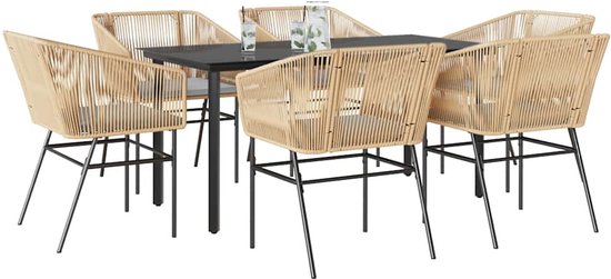 Zwarte tafel met zes bruine gevlochten stoelen met kussens, op een witte ondergrond.