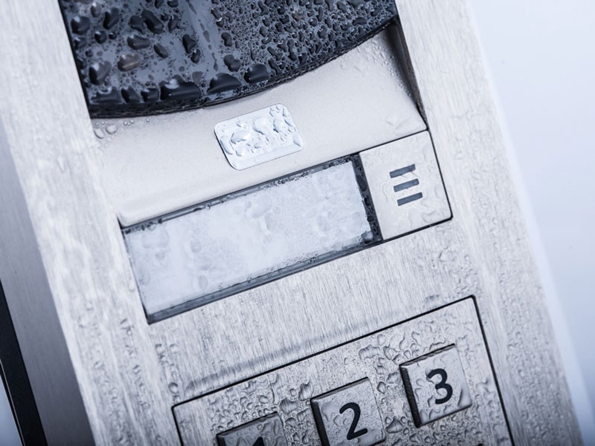 2N Helios IP Verso Deurintercom met Camera en Infopanel - afbeelding 2