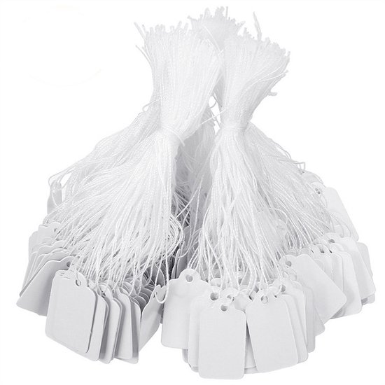 Deux lots d'étiquettes en papier blanc avec des ficelles.