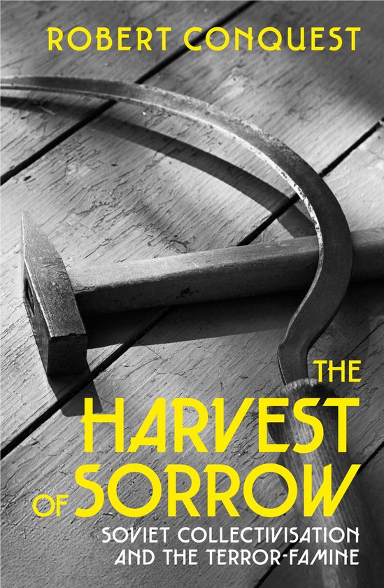 Boekhoes 'The Harvest of Sorrow' met hamer en sikkel op houten achtergrond.