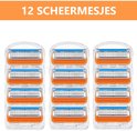 Twaalf oranje scheermesjes met blauwe en zilveren bladen, verpakt per drie in doorzichtig plastic.