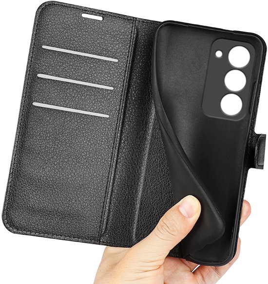 Zwarte kunstleren telefoonhoes wordt getoond door een hand. De binnenkant heeft pasjesvakjes.