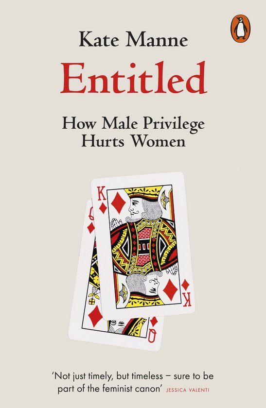 Livre "Entitled" de Kate Manne, avec deux cartes à jouer (Roi et Dame de Pique). Sous-titre : "How Male Privilege Hurts Women".