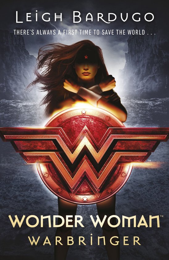 Wonder Woman: Warbringer boekomslag met Wonder Woman in gevechtshouding, Leight Bardugo.