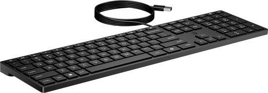 Een zwart, full-size bedraad toetsenbord met een numeriek toetsenblok en een opgerolde USB-kabel.