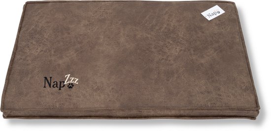 Bruin NapZZZ kussen met lederlook textuur en een label.